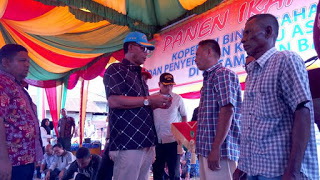 Bupati Suyatno Serahkan Kartu Asuransi Nelayan